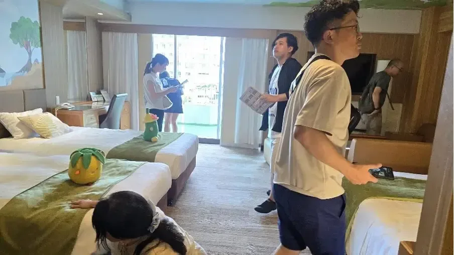 客室内を探索しながらクエストに取り組む勇者たち