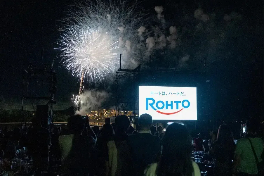 会場の上空に打ち上がる花火