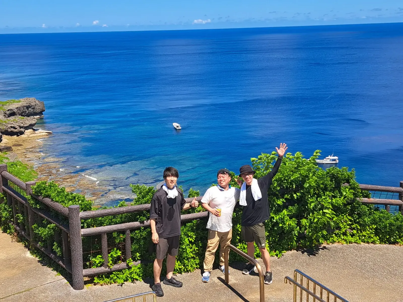 海を背景にミッションの写真を撮影する参加者