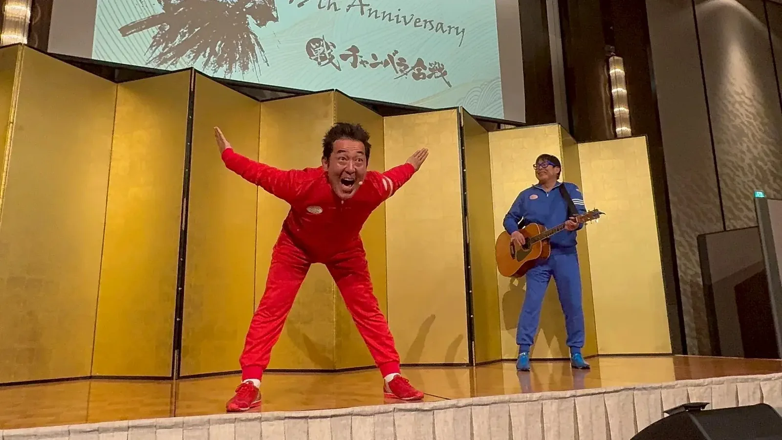 ステージでネタを披露するお笑い芸人「テツandトモ」さん