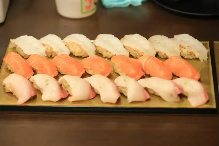 大皿に並べられた握り寿司