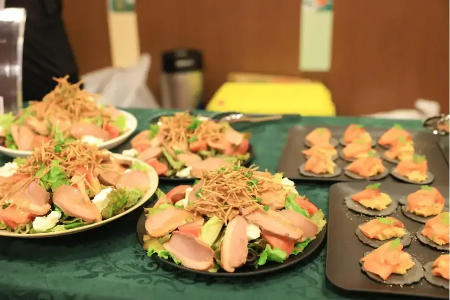 テーブルに並んだケータリング料理