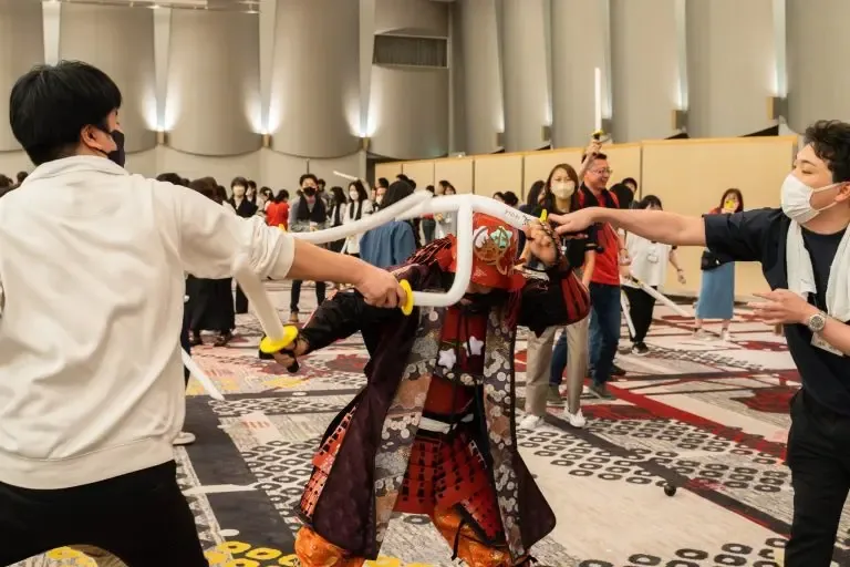 甲冑姿の総大将に挑みかかる参加者