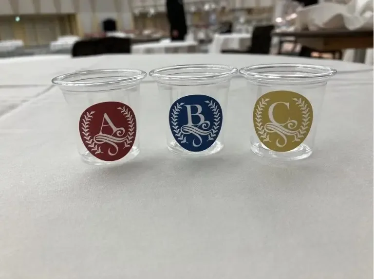 格付けバトルでA・B・Cのラベルが貼られた3つのグラス