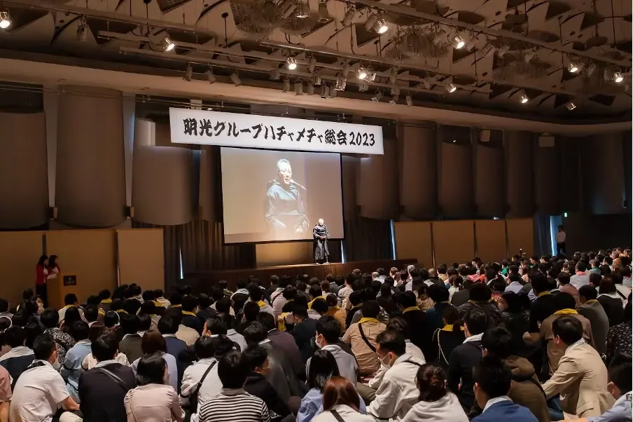 約1,000名の参加者で埋まった総会会場とステージ