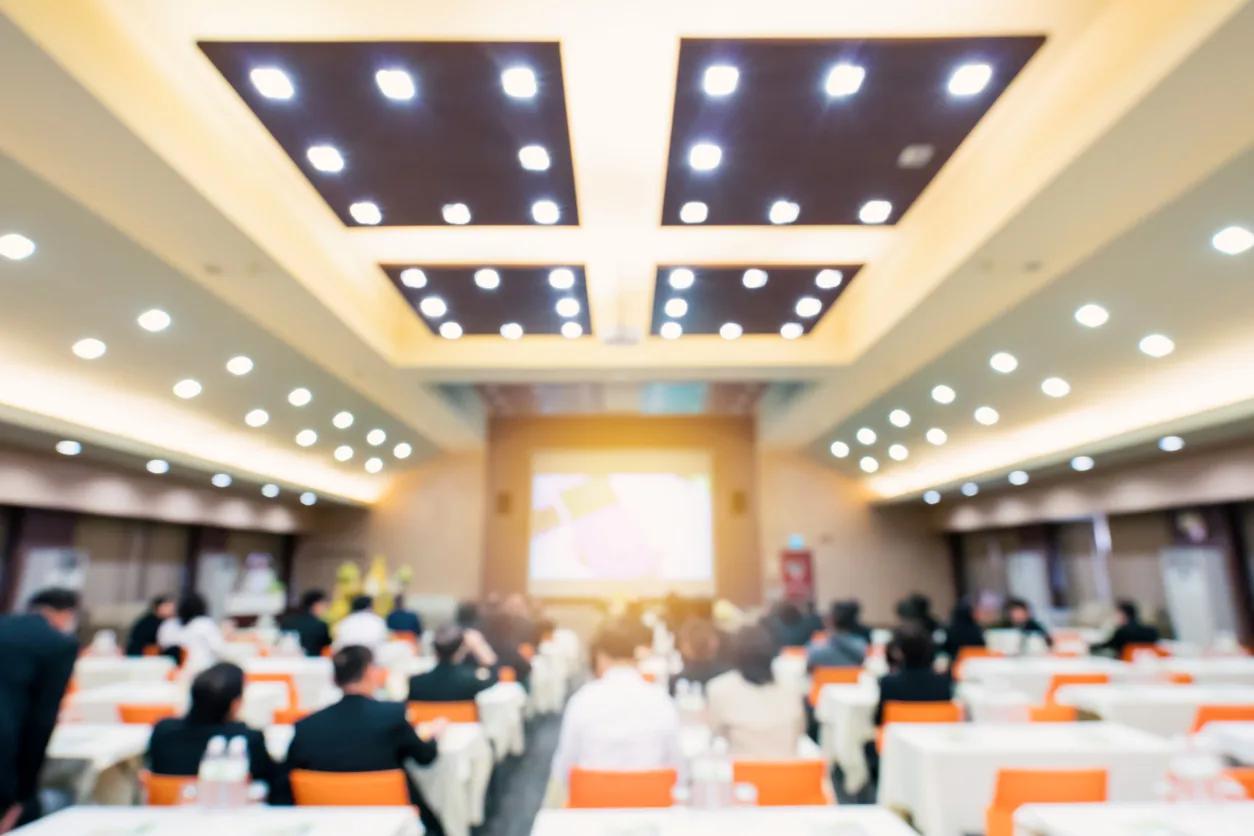 景品を印象的に渡す社内表彰式の演出アイデア
